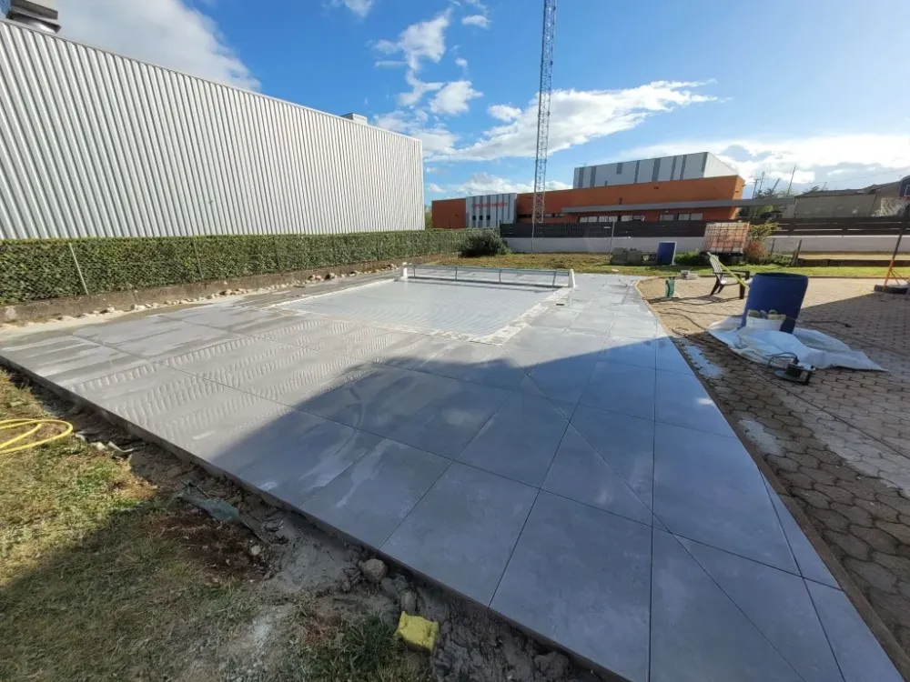 Carrelage autour de la piscine