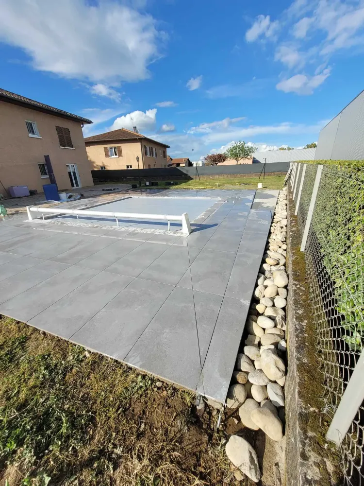 Carrelage autour de la piscine